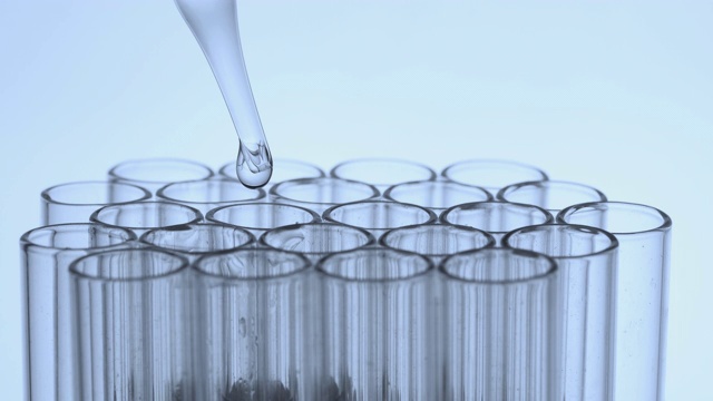 科学家将液体滴入试管的特写镜头视频素材