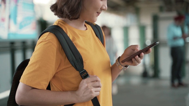 在空中列车上用智能手机的女人视频素材