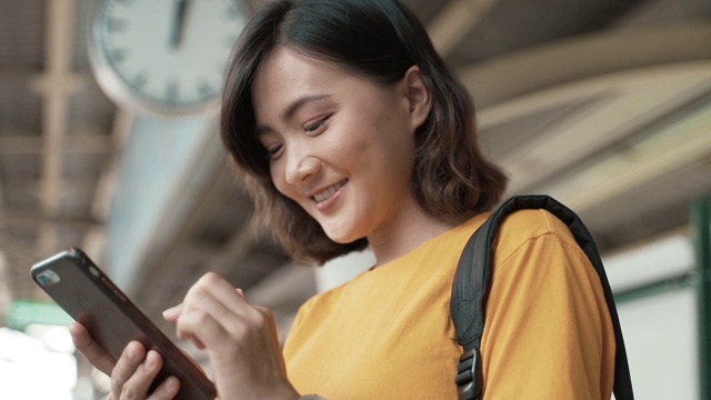 在空中列车上用智能手机的女人视频素材