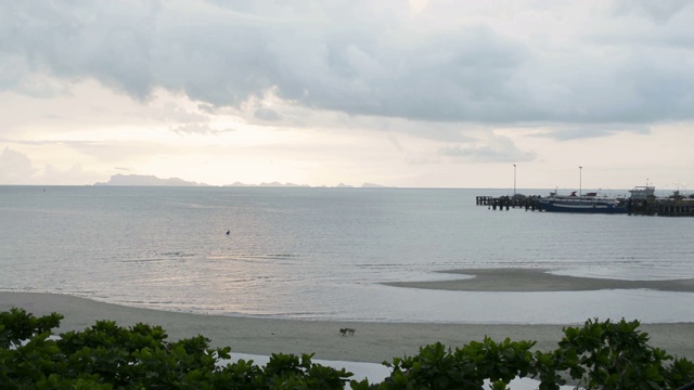 日落时苏梅岛的海景。视频素材