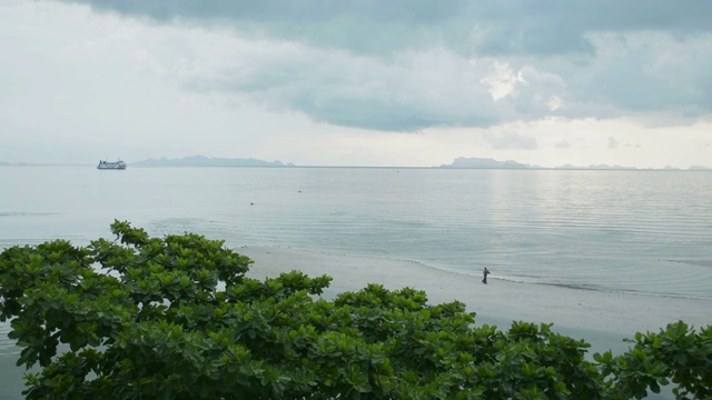 苏梅岛海景，傍晚天空多云。视频素材