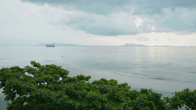 苏梅岛海景，傍晚天空多云。视频素材