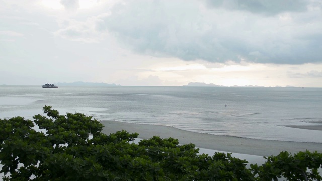 苏梅岛海景，傍晚天空多云。视频素材