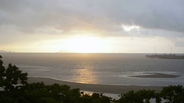 日落时苏梅岛的海景。视频素材