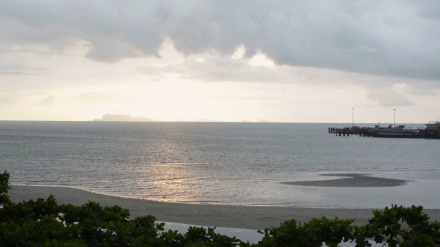 日落时苏梅岛的海景。视频素材