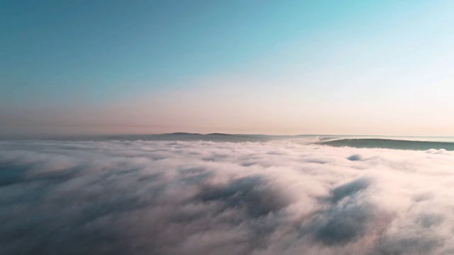 蓝色和粉红色的日落天空鸟瞰图。4 k。视频素材