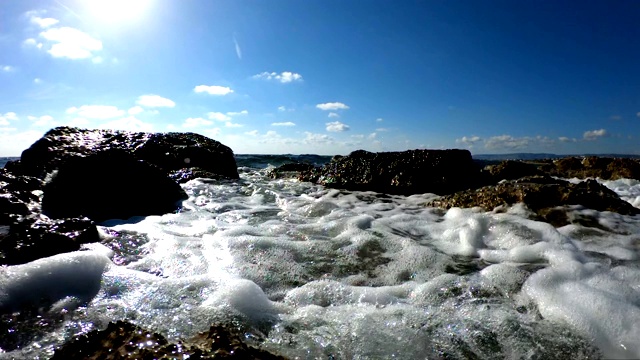 海浪冲击着布满岩石的海滩视频素材