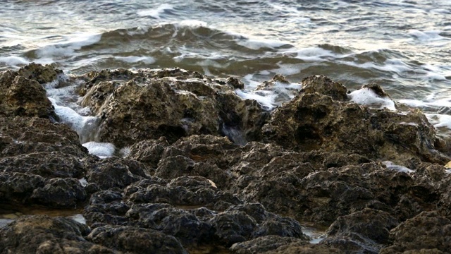 海浪与岩石视频素材