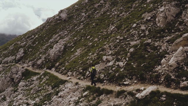 一个走在山间小路上的人视频素材