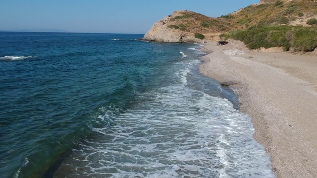 鸟瞰蓝色的海和溅水，无人机拍摄蓝色的海和波浪视频下载