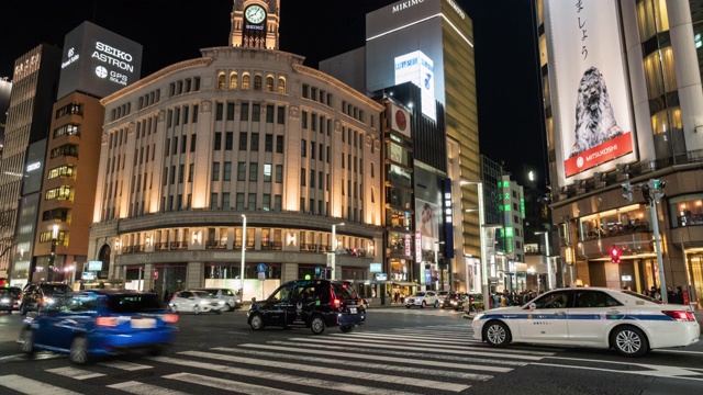 在日本东京银座地区的银座和子和银座三越高档市场，日本游客和外国游客正走过人行横道，日本文化概念视频素材