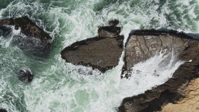 在门多西诺海岸，海浪在岩石周围盘旋视频素材