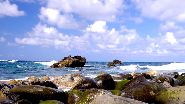 海浪袭击了位于大西洋中央的马德拉岛北部海岸Ilhéu da Rocha do Navio。视频素材