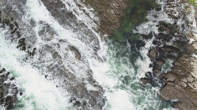 海浪撞击门多西诺海岸岩石的无人机拍摄视频素材