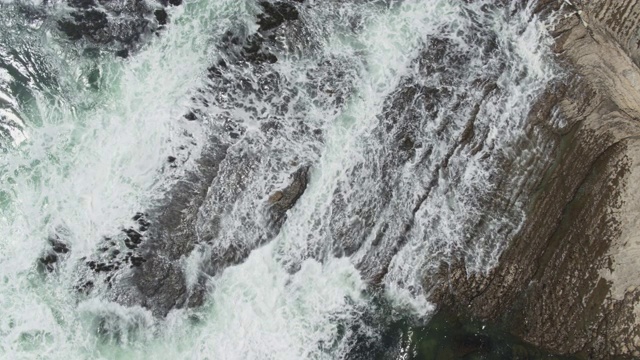 在门多西诺海岸，海浪撞击岩石的静态无人机拍摄视频素材