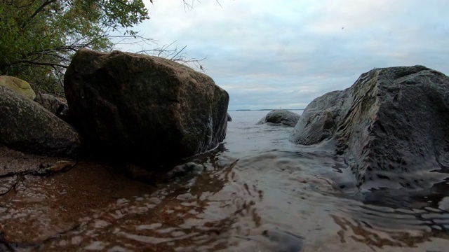 平静的湖岸的场景视频素材