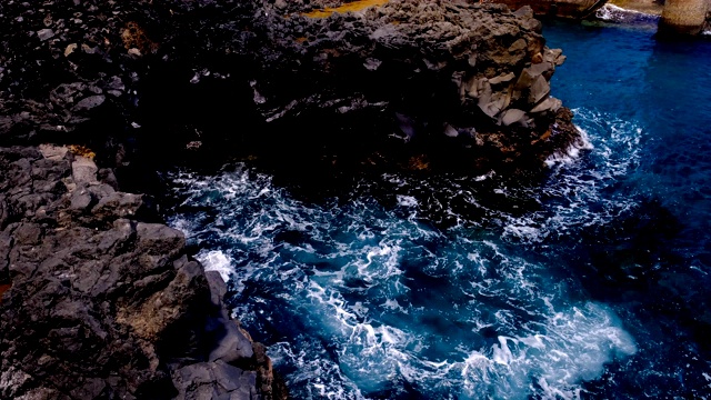 海浪冲击着大西洋中部马德拉岛北部海岸的水平喷水孔视频素材