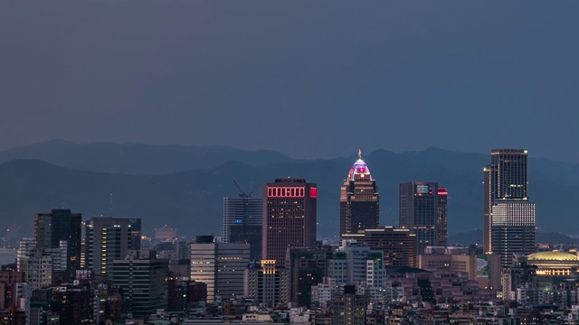 美丽的时光流逝，从天空到黑夜。精彩景观建筑台北视频素材