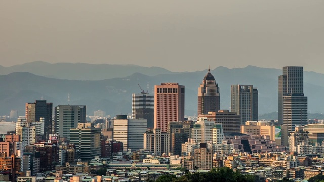 美丽的时光流逝，从天空到黑夜。台北日落大厦之景视频素材