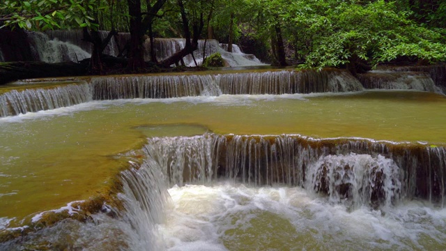 Huay Mae Khamin瀑布和树木。北碧府自然区自然景观。它是位于泰国的旅游度假旅游背景，旅游景点。视频素材