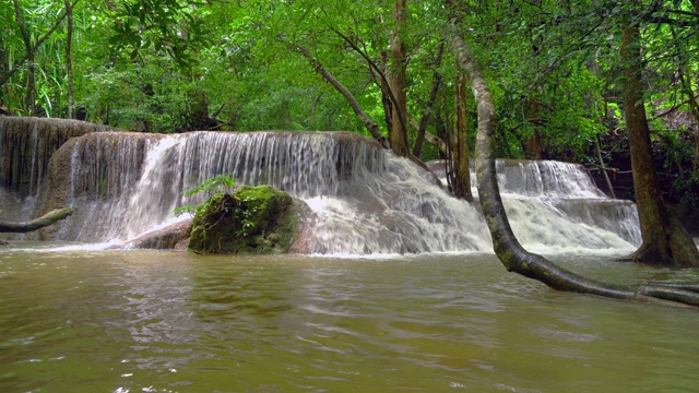 Huay Mae Khamin瀑布和树木。北碧府自然区自然景观。它是位于泰国的旅游度假旅游背景，旅游景点。视频素材