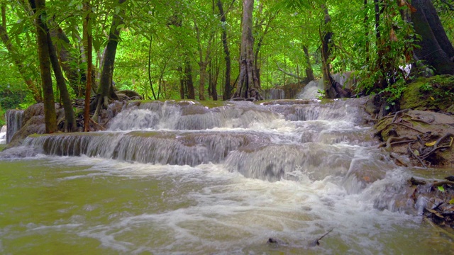 Huay Mae Khamin瀑布和树木。北碧府自然区自然景观。它是位于泰国的旅游度假旅游背景，旅游景点。视频素材