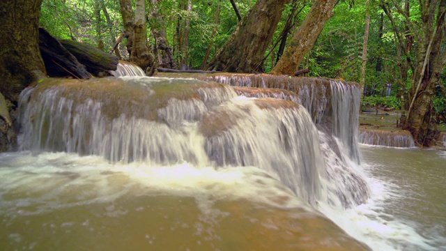 Huay Mae Khamin瀑布和树木。北碧府自然区自然景观。它是位于泰国的旅游度假旅游背景，旅游景点。视频素材