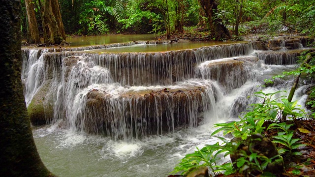 Huay Mae Khamin瀑布和树木。北碧府自然区自然景观。它是位于泰国的旅游度假旅游背景，旅游景点。视频素材