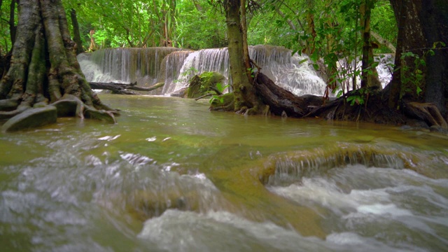 Huay Mae Khamin瀑布和树木。北碧府自然区自然景观。它是位于泰国的旅游度假旅游背景，旅游景点。视频素材