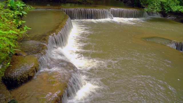 Huay Mae Khamin瀑布和树木。北碧府自然区自然景观。它是位于泰国的旅游度假旅游背景，旅游景点。视频素材