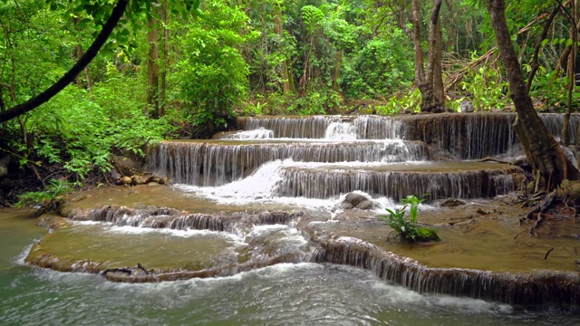 Huay Mae Khamin瀑布和树木。北碧府自然区自然景观。它是位于泰国的旅游度假旅游背景，旅游景点。视频素材