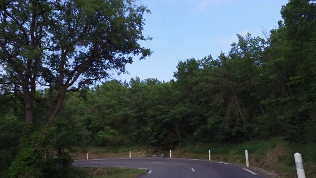 在乡村道路上行驶视频素材