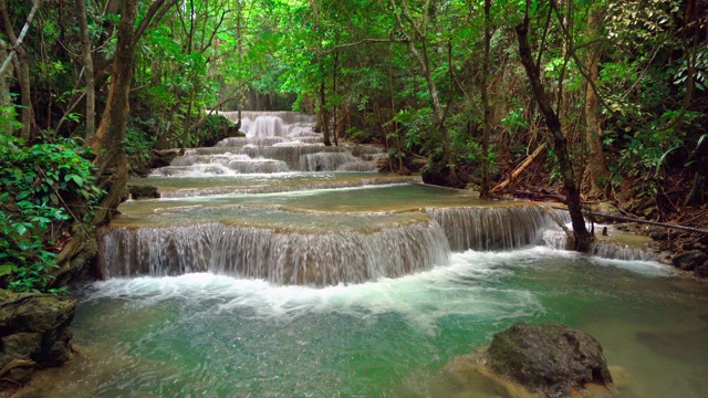 Huay Mae Khamin瀑布和树木。北碧府自然区自然景观。它是位于泰国的旅游度假旅游背景，旅游景点。视频素材