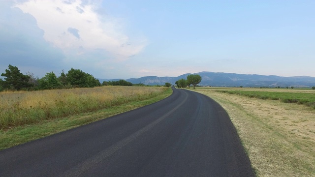 在乡村道路上行驶视频素材