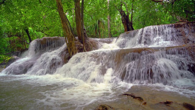 Huay Mae Khamin瀑布和树木。北碧府自然区自然景观。它是位于泰国的旅游度假旅游背景，旅游景点。视频素材