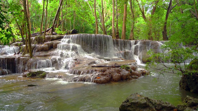 Huay Mae Khamin瀑布和树木。北碧府自然区自然景观。它是位于泰国的旅游度假旅游背景，旅游景点。视频素材