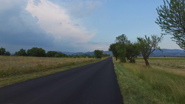 在乡村道路上行驶视频素材