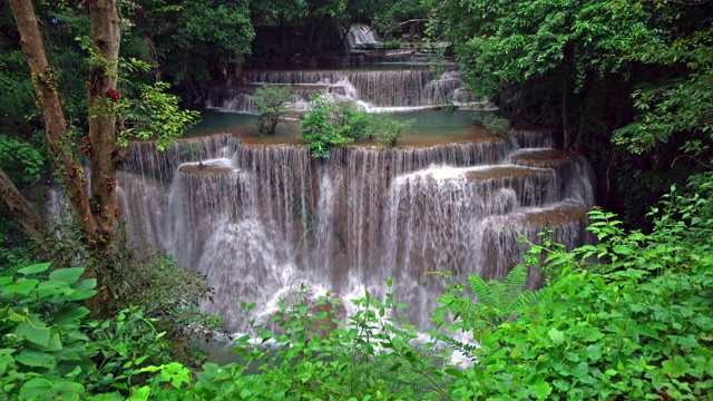 Huay Mae Khamin瀑布和树木。北碧府自然区自然景观。它是位于泰国的旅游度假旅游背景，旅游景点。视频素材