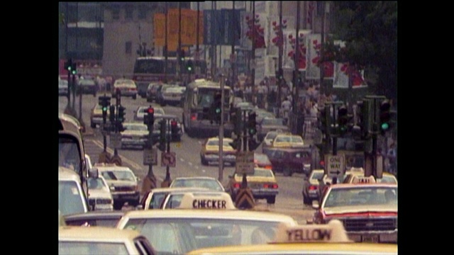 繁忙的芝加哥大街上挤满了汽车、交通灯和女警察;1989视频素材