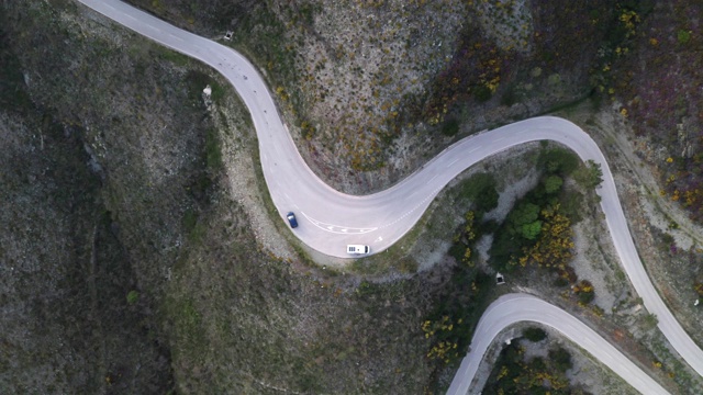 无人机俯视图的Piodao附近的道路，塞拉达埃斯特雷拉在葡萄牙视频素材