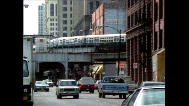 镜头跟随高架列车沿着芝加哥街道;1988视频素材