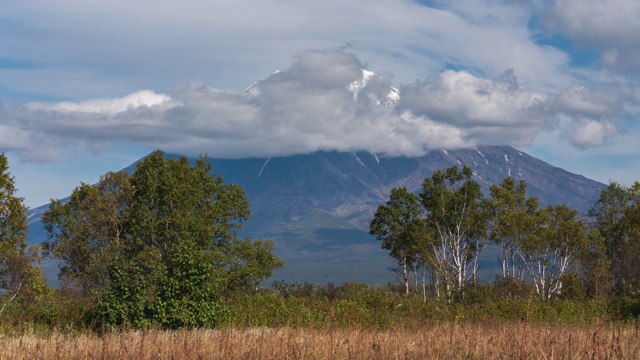 锥形的活火山在俄罗斯远东，美丽的堪察加半岛秋季景观视频素材