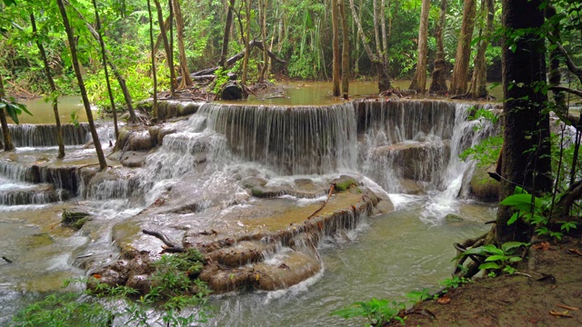 Huay Mae Khamin瀑布和树木。北碧府自然区自然景观。它是位于泰国的旅游度假旅游背景，旅游景点。视频素材