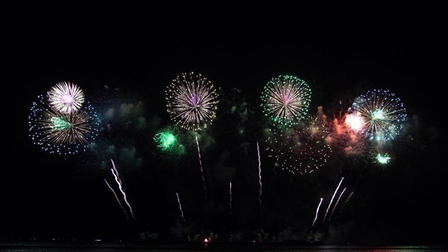 五彩缤纷的烟花展示夜晚的背景视频素材