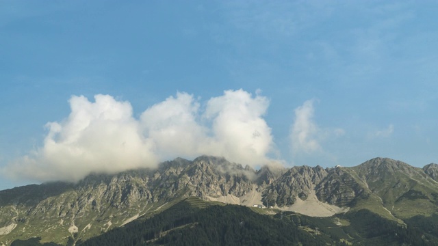 低角度TL:在早晨的夏季奥地利阿尔卑斯山上的云景，hafelekarspitz - seegrube在karwendell山，奥地利因斯布鲁克视频素材