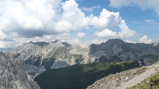 在奥地利因斯布鲁克的卡文德尔山，夏季下午奥地利阿尔卑斯山的云景视频素材