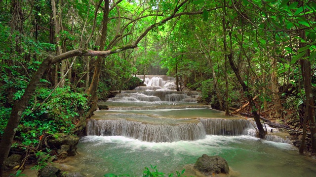 Huay Mae Khamin瀑布和树木。北碧府自然区自然景观。它是位于泰国的旅游度假旅游背景，旅游景点。视频素材