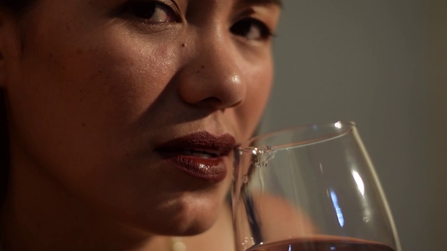 美丽的女人喝红酒近距离视频素材
