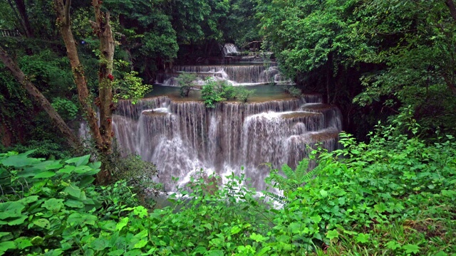 Huay Mae Khamin瀑布和树木。北碧府自然区自然景观。它是位于泰国的旅游度假旅游背景，旅游景点。视频素材