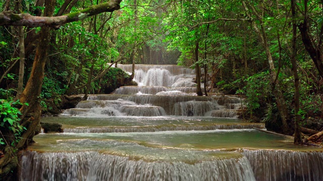 Huay Mae Khamin瀑布和树木。北碧府自然区自然景观。它是位于泰国的旅游度假旅游背景，旅游景点。视频素材